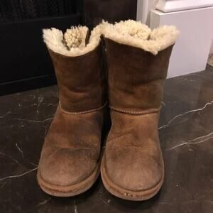 Size 5 Bailey Bow Ugg boots